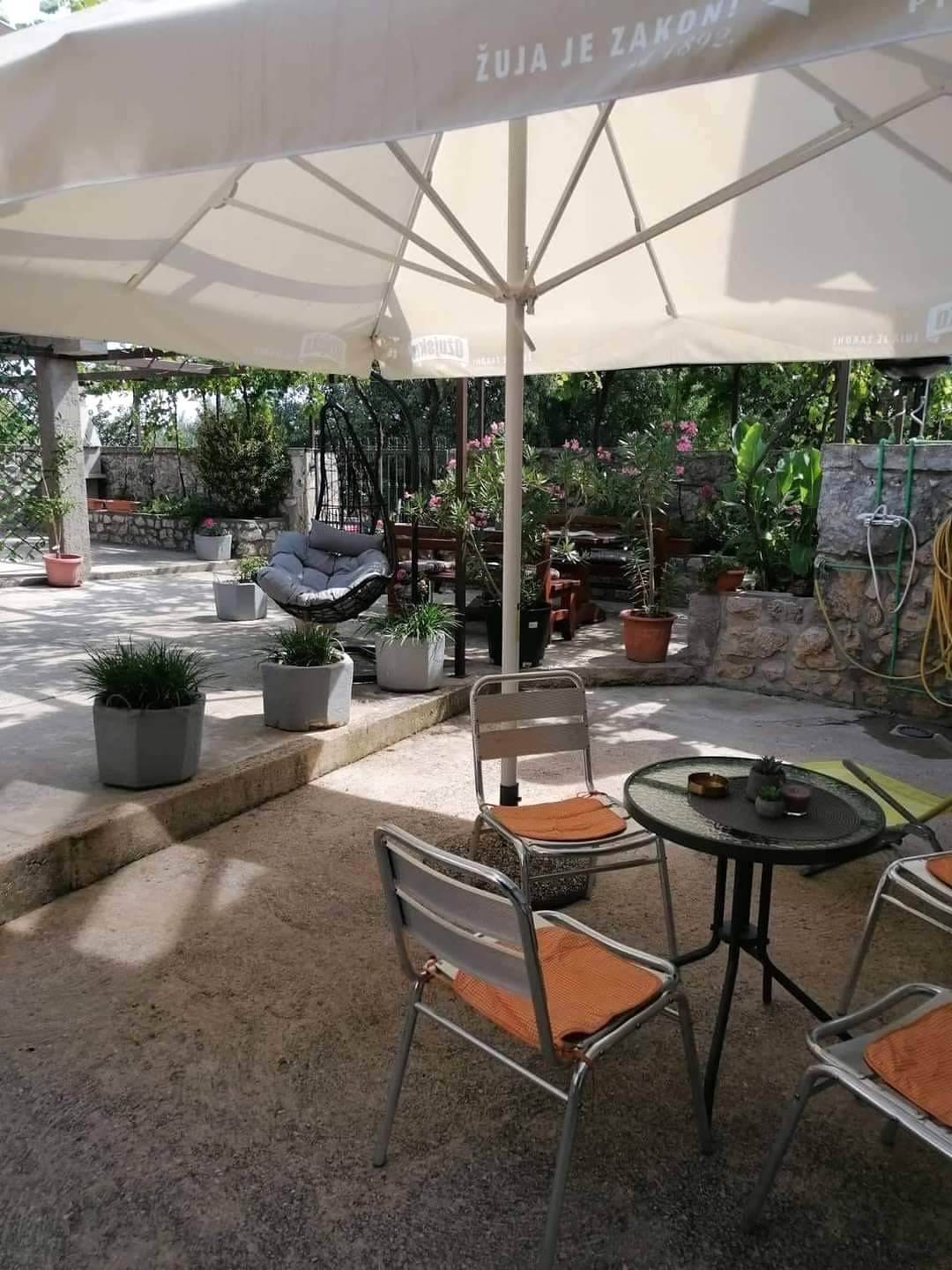 Ganze Wohnung, 1-Zimmer-Ferienwohnung mit Terrasse Bribir, Novi Vinodolski A-23380-a in Bribir, Primorje-Gorski Kotar