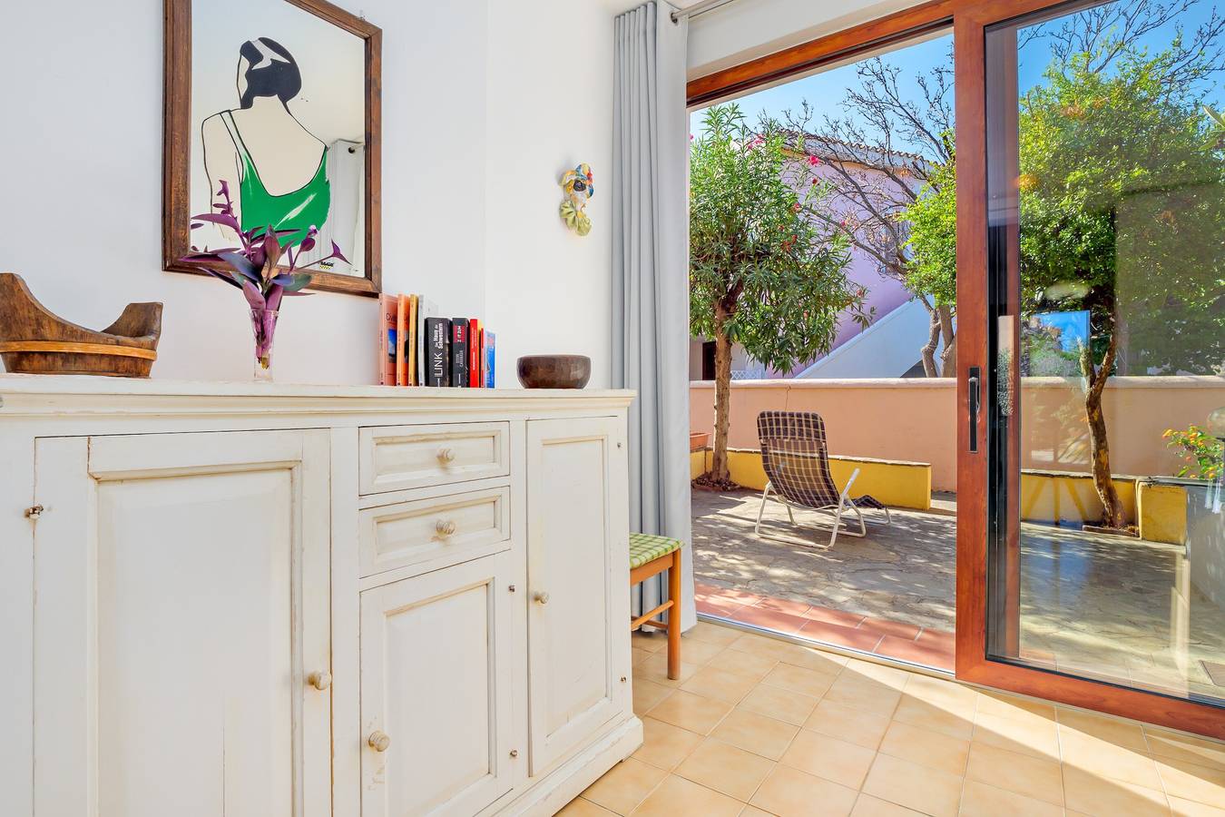 Appartamento intero, Villetta Bougainvillea a 300 m dal mare, con giardino, Wi-Fi e aria condizionata in San Teodoro, Olbia-Tempio