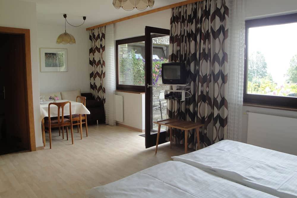 Ganze Wohnung, Gertrude Lenzenweger - Doppelzimmer 1 in Salzkammergut-Berge, Seewalchen am Attersee