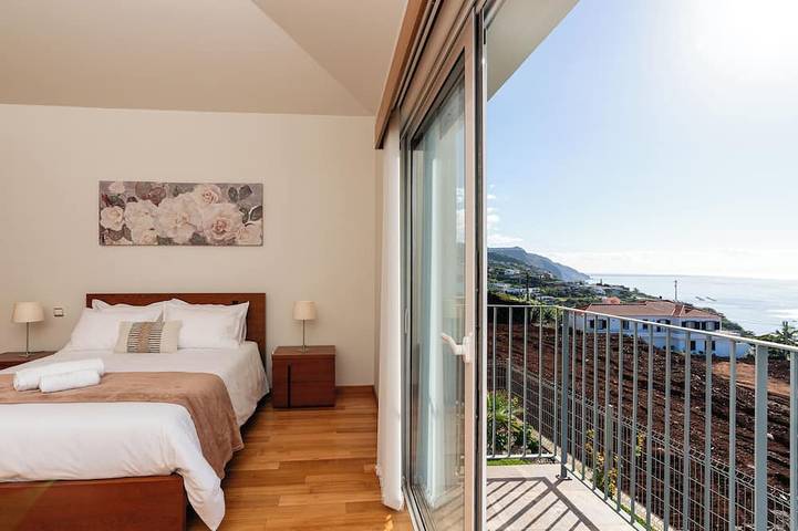 Rosas House, tranquil house, 2 Br, 3 bathrooms with Jacuzzi, Airconditioner & BBQ in Estreito da Calheta, Madeira