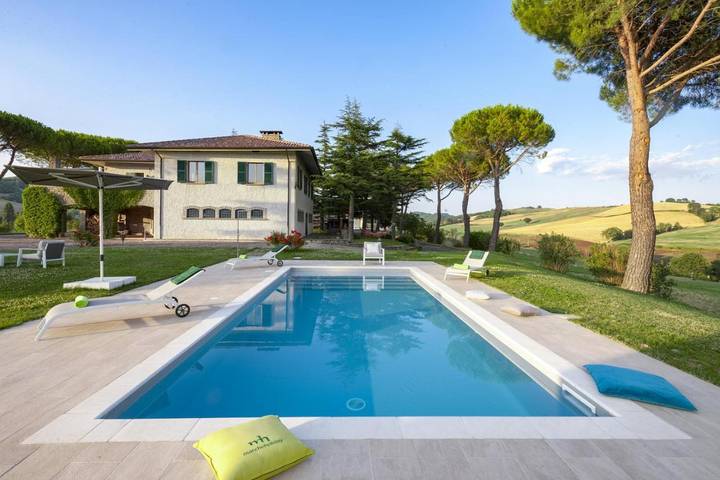 Location de vacances pour 10 personnes, avec jardin ainsi que piscine et balcon à Sant'Angelo in Vado