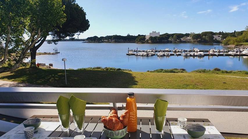 Gîte pour 4 personnes, avec terrasse ainsi que vue et vue sur le lac dans Port Gregau - 2