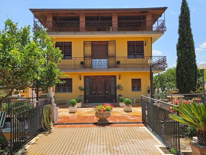 Location de vacances pour 10 personnes, avec Balcon et Terrasse ainsi que Jardin et Vue à Agnone Bagni - 3