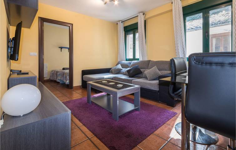 Entire holiday apartment, Cozy 1-BR Apartment: WiFi, Heating, Kitchen, 400m to Coast in Cudillero, Costa Verde (Spain)