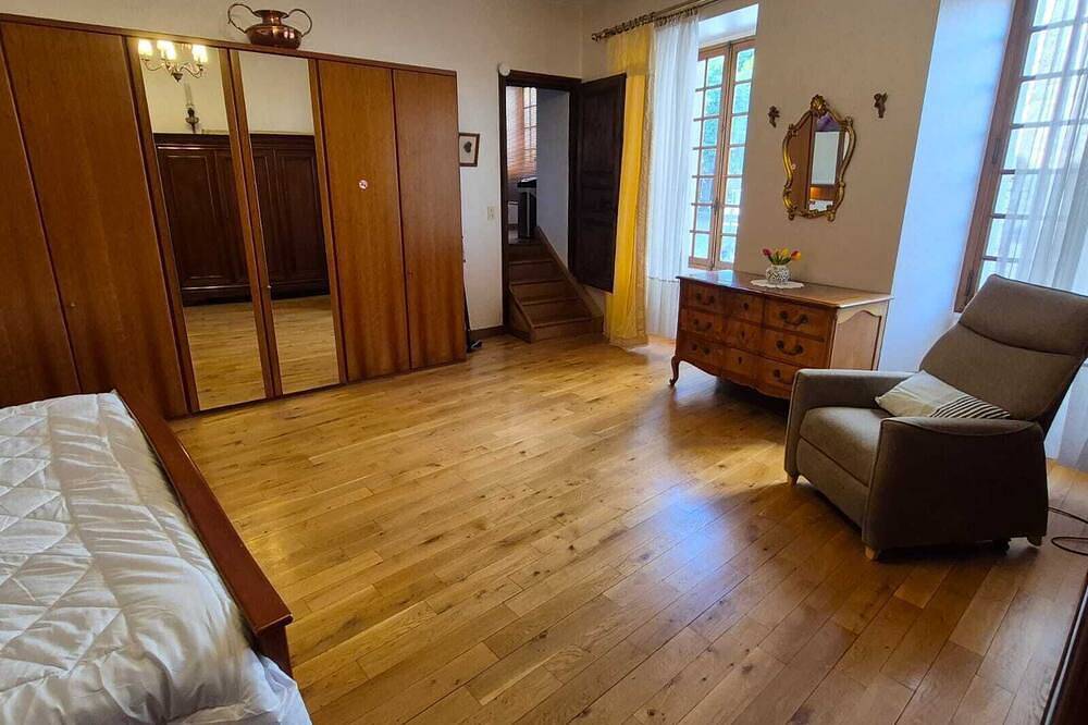 Spacioius holiday home with Ac in centre town of medieval Puycelsi in Puycelsi, Région d'Albi
