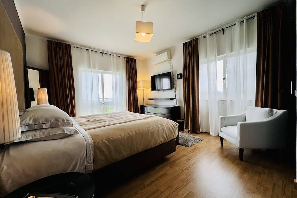 Moderne Villa mit großem Pool, in ländlichem touristischen Ort mit Seen umgeben gebaut in Estoi, Faro Distrikt