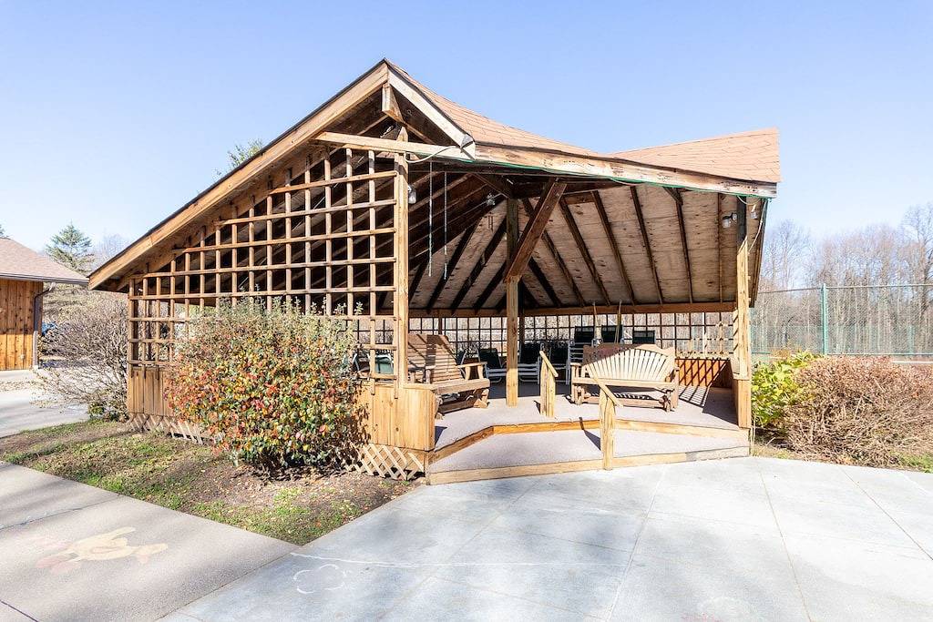 Cheerful Family Manor- Sleeps 25 w/hot tub and private pool in Amish Country in Geauga County