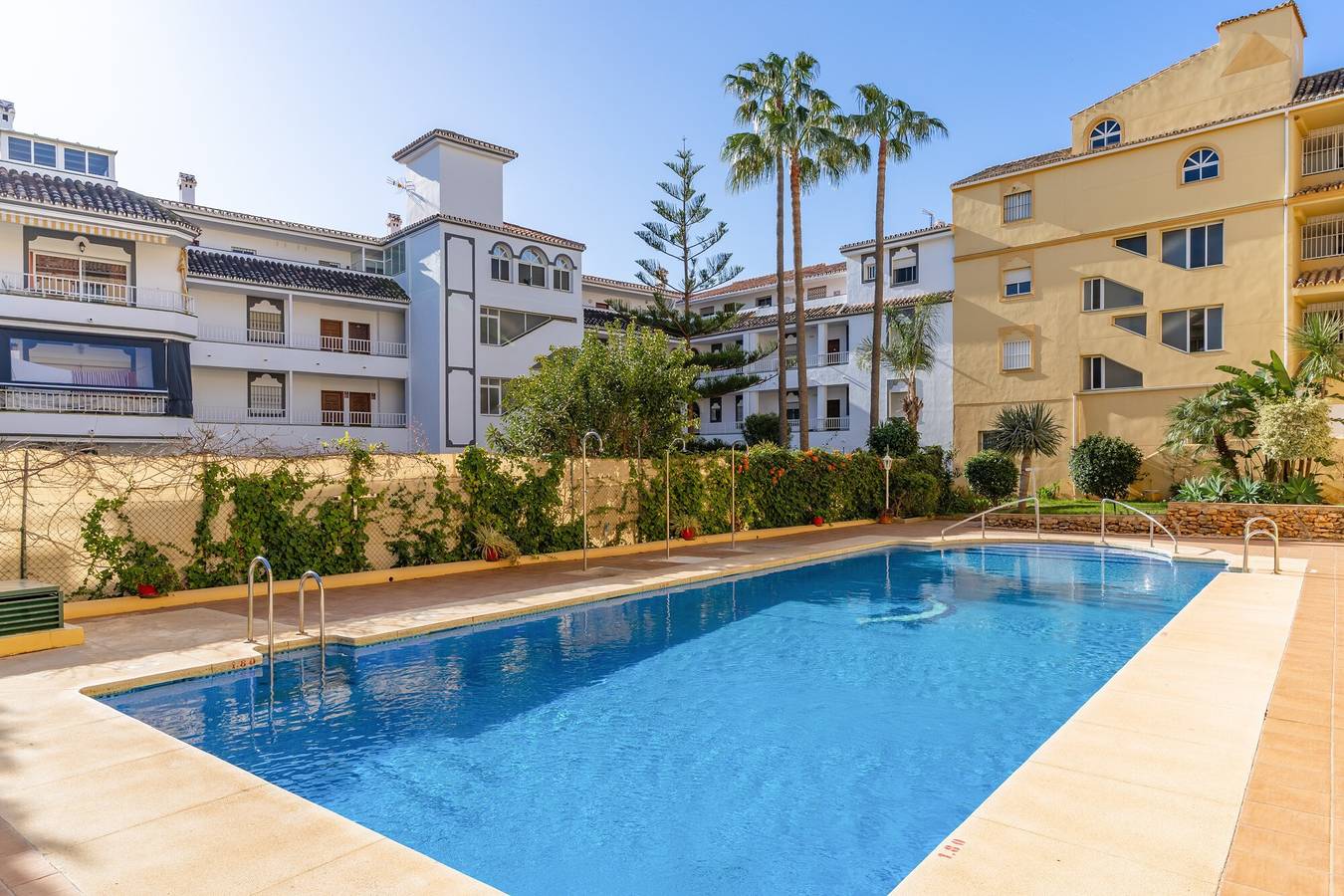 Entire apartment, B&B Apartments. Modern and Luxurious Apartment Less Than 100 Meters from the Beach in La Cala de Mijas, Mijas