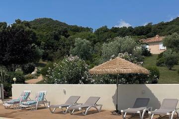 Gîte pour 4 personnes, avec terrasse et jardin, animaux acceptés à Serra-di-Fiumorbo