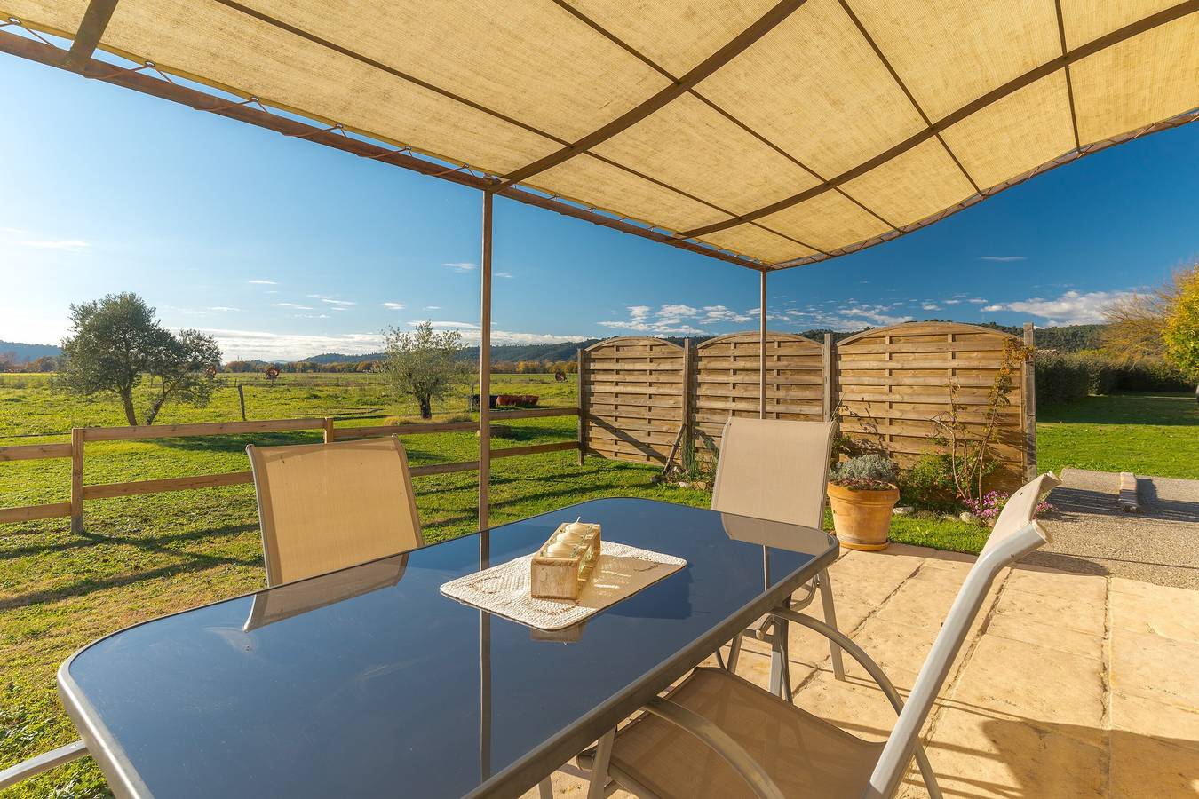 Gîte 'Le Petit Étang' avec piscine partagée, terrasse privée et climatisation in Gréoux-les-Bains, Parc naturel régional du Verdon