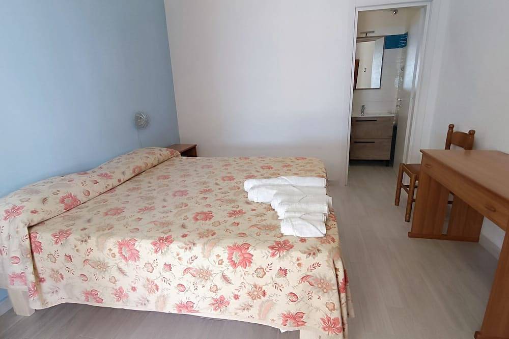 Entire apartment, 100mt from the beach, 3 bedrooms and 3 bathrooms, terrace, garden and parking. in Forio, Ischia