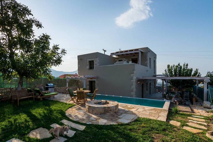 Ferienhaus für 8 Personen, mit Pool und Balkon sowie Garten, kinderfreundlich
