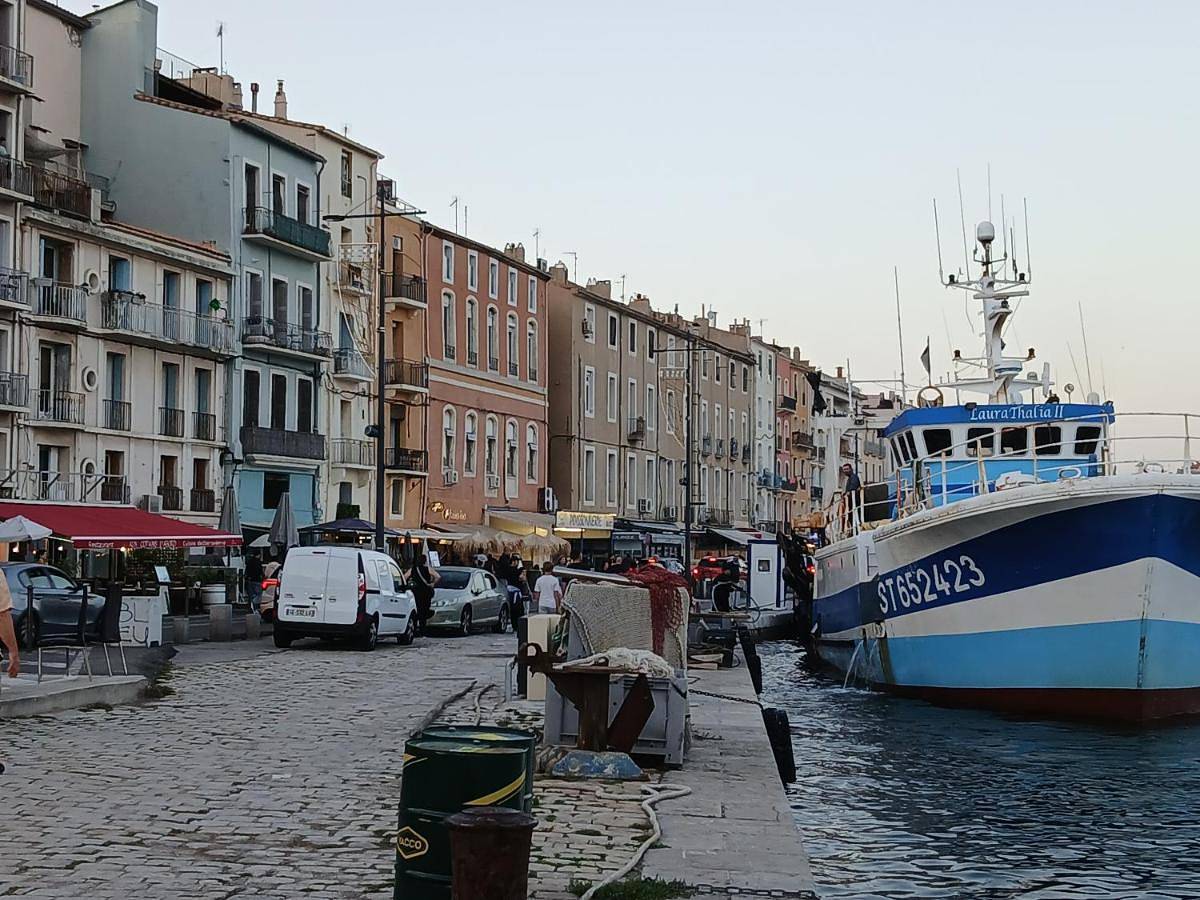 Appartement entier, Beau 3 pièces climatisé vue Canal idéalement situé Centre Ville in Sète, Côte méditerranéenne (France)