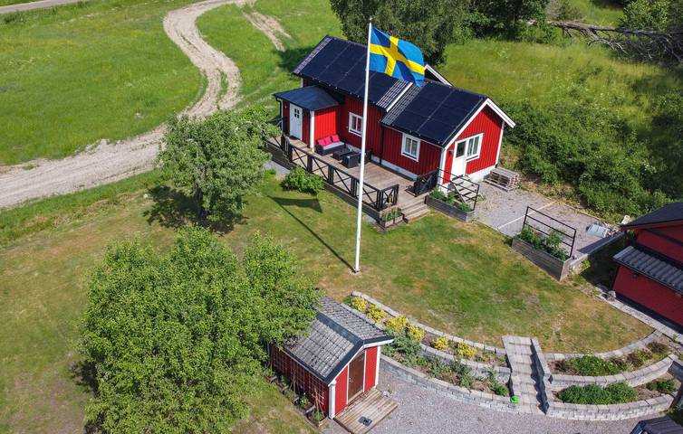 Hus för 4 Personer, med terass och trädgård i Östergötland