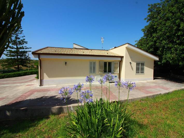 Casa vacanza per 5 persone, con terrazza e piscina, adatto a famiglie con bambini a Floridia