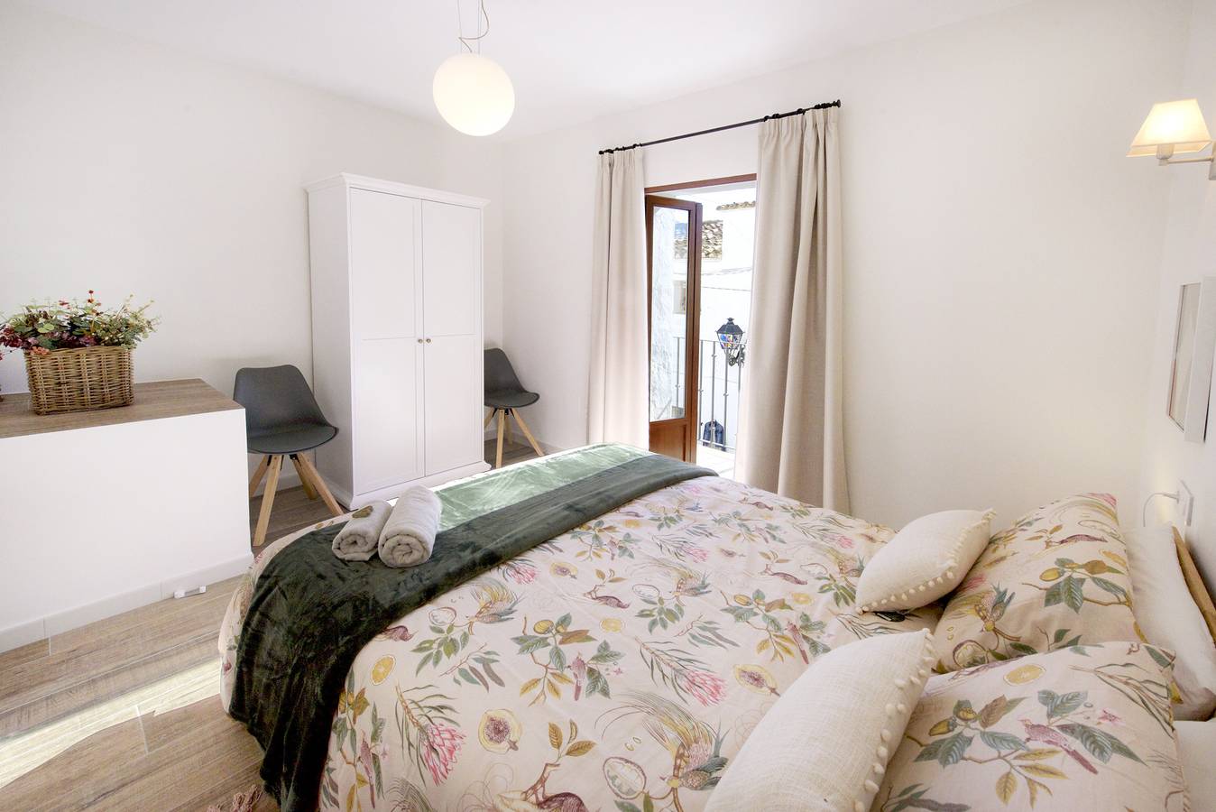 Entire holiday apartment, Sea View-2 Bed-Sleeps 5-Balcony-Private Parking in Town of Altea, Altea