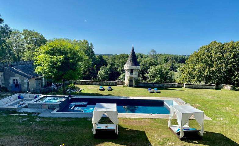 Location de vacances pour 4 personnes, avec vue ainsi que piscine et jardin, animaux acceptés à Saint-Cyran-du-Jambot