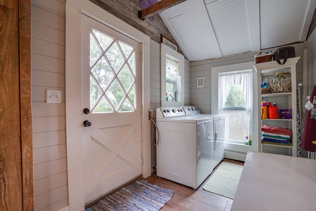 Cottage just blocks from Bay, boat ramps and downtown. Pet friendly fenced yard\n in Port St. Joe, Emerald Coast