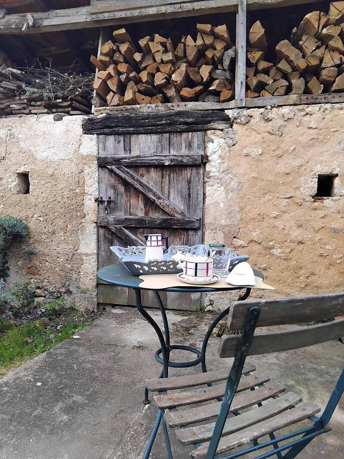 Location de vacances pour 3 personnes, avec jardin ainsi que vue et terrasse à Montagnac-la-Crempse - 2