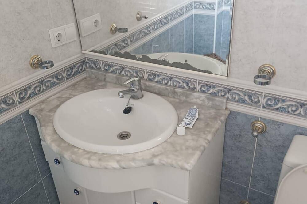 Spacious family friendly Villa with Terrace and pool to watch the Sun go down in Busot, Costa Blanca