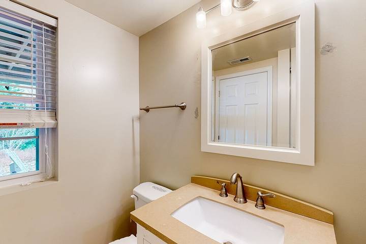 Vacation rental for 6 people, with terrace and hot tub as well as yard in Smith Mountain Lake