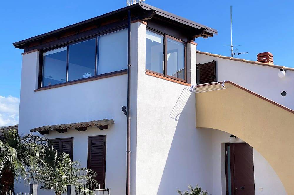 Entire apartment, Bluemoon Home in Piana Calzata, Palermo Province