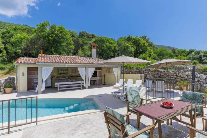Ferienhaus für 8 Personen, mit Terrasse und Garten sowie Pool
