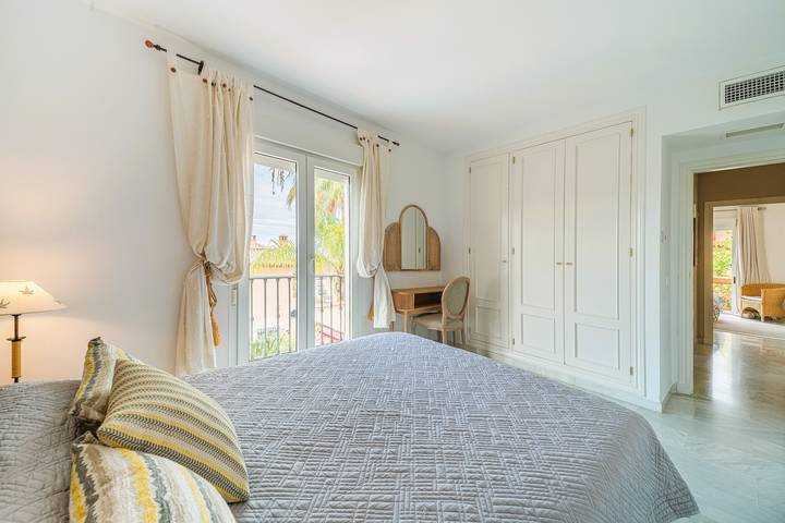 Villa 'Pareado Relax' con vistas al mar, Wi-Fi y aire acondicionado in Las Chapas, Marbella