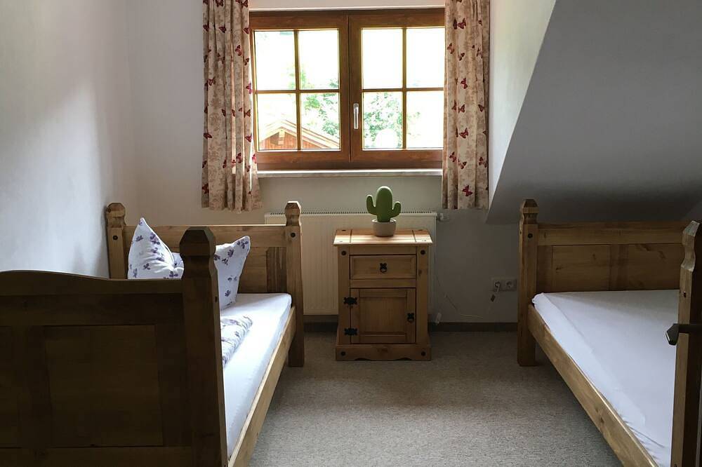 Ganze Wohnung, Kleiner Bewirtschafteter Milchviehbetrieb mit Ferienwohnung im Ostallgäu. in Eisenberg, Bayerisch Schwaben