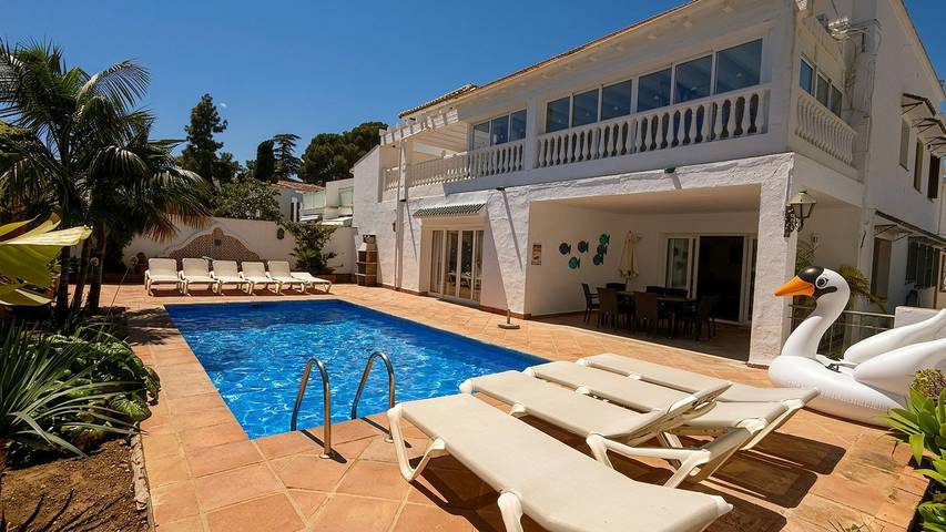 Villa for 10 people, with garden in Nerja
