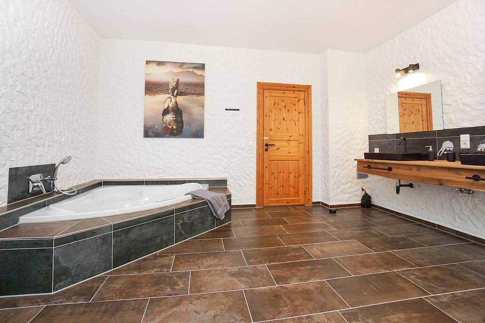 Ruhe unter Reet-Haus mit Sauna, Whirlpool und Kamin in Gnarrenburg, Landkreis Rotenburg (Wümme)