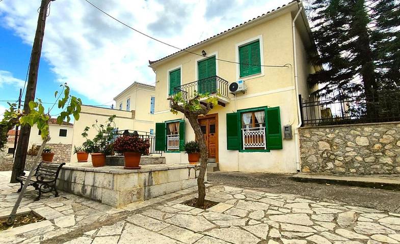 Gîte pour 5 personnes, avec jardin et vue à Galaxidi