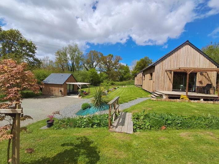 Location de vacances pour 8 personnes, avec Terrasse et Jacuzzi ainsi que Jardin et Vue à Gouézec