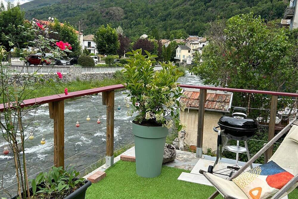 Appartement entier, La Terrasse Rouge 5mn télécabines centre village 3 chbre, 2 Sdb, belle terrasse in Ax-les-Thermes, Pyrénées