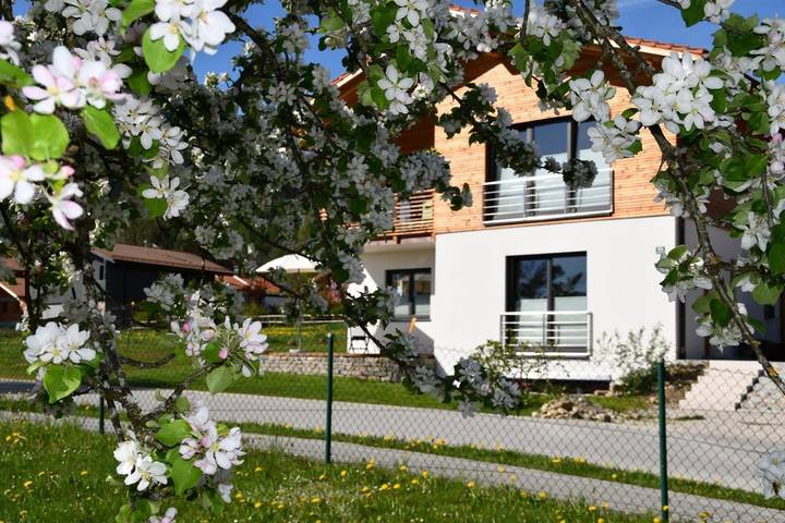 Ferienwohnung für 2 Personen, mit Terrasse und Ausblick in Ohlstadt