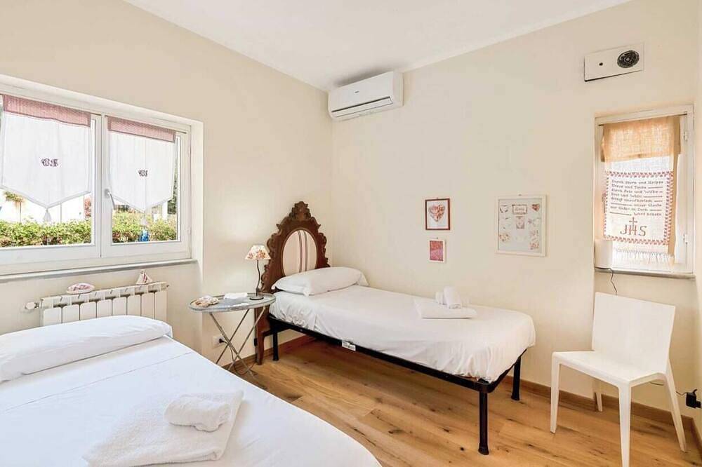 Villetta Scirocco, located in the charming area of ​​Maggiano in La Spezia, is the ideal refuge for those seeking tranquility and comfort in an exclusive setting. This charming residence stands out for its large garden, where a lovely gazebo offers t in La Spezia, Riviera di Levante