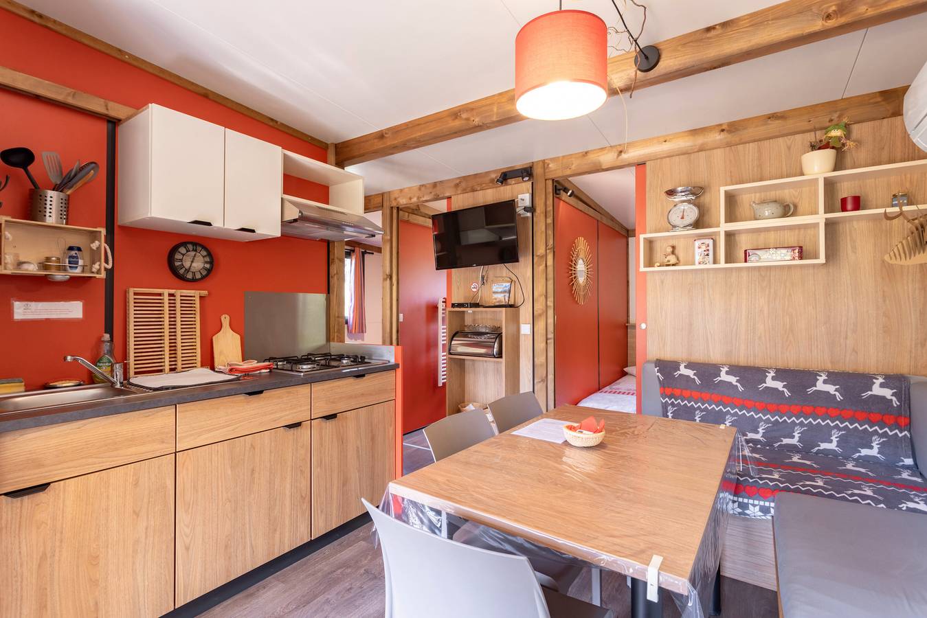 Chalet 'Canada' avec vue sur les montagnes, piscine partagée et jardin privé in Rouffiac-des-Corbières, Parc naturel régional Corbières-Fenouillèdes