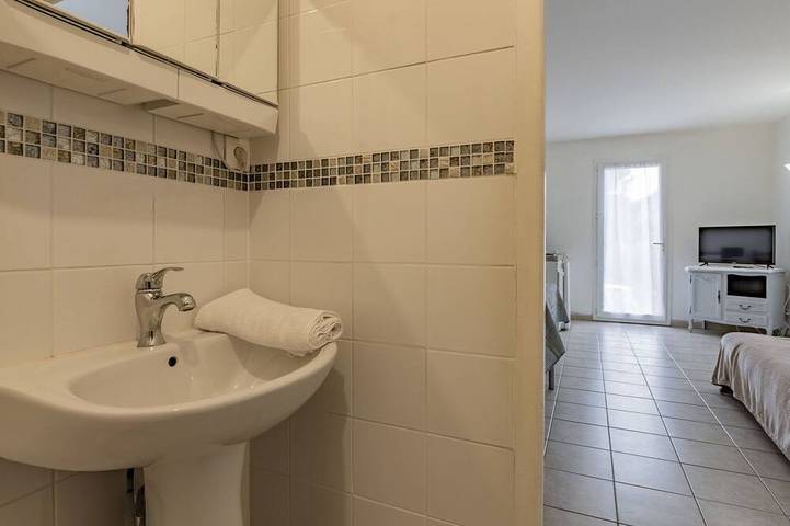 Entire apartment, Cosy apartment for 2 guests with Wifi, Tv, terrace and panoramic view in Gardanne, Mediterranean Coast (France)