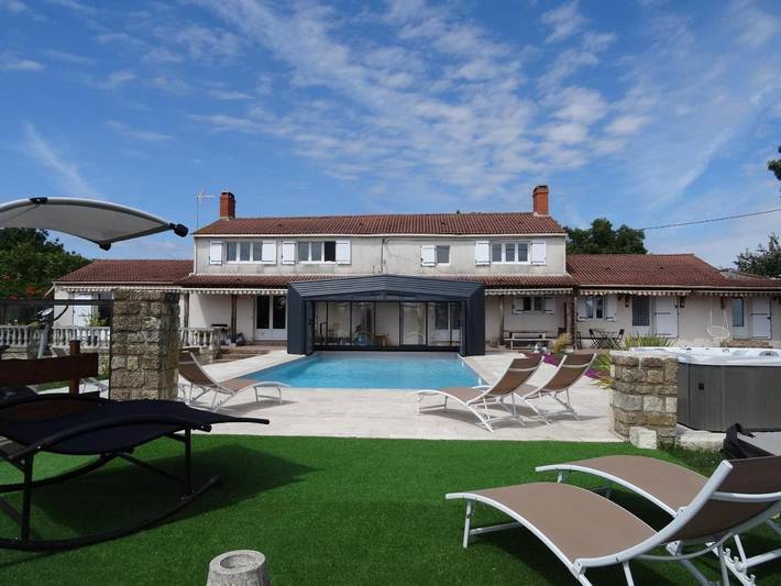 Cottage pour 2 personnes, avec jardin et piscine ainsi que terrasse et jacuzzi à Saint-Cyr-en-Talmondais