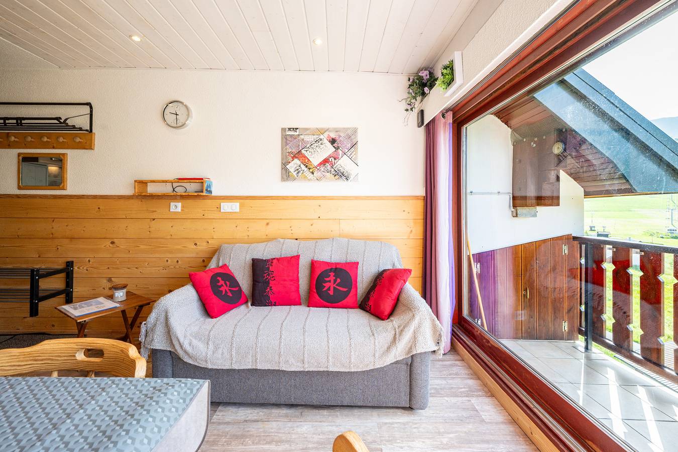 Entire apartment, Apartment 'Schnoucky' with Mountain View, Balcony and Wi-Fi in Col du Mollard, Albiez-Montrond