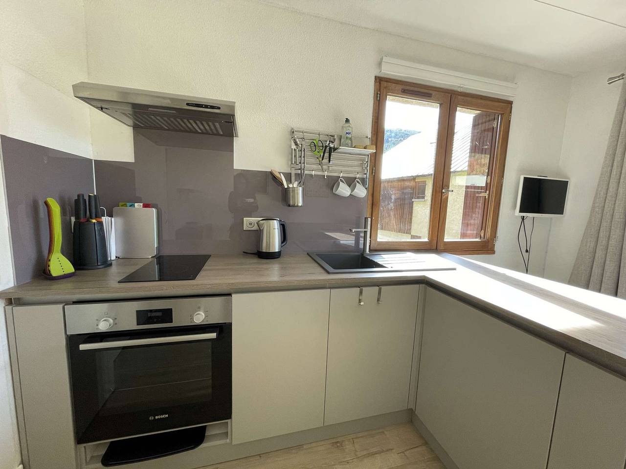 Appartement entier, Appartement cosy à Serre-Chevalier, proche pistes, terrasse, parking, 2 étoiles, 2 pers. in Saint-Chaffrey, Serre Chevalier