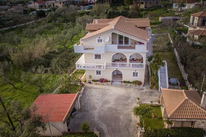 Apartment for 8 people, with garden in Laganas