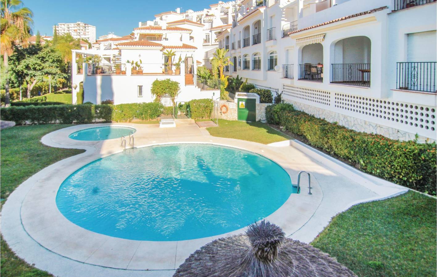 Apartamento vacacional entero, 65sqm Apt w / Garaje, AC, Piscina, Terraza y WiFi - 2 km de Playa El Playazo. in Playa de Burriana, Nerja
