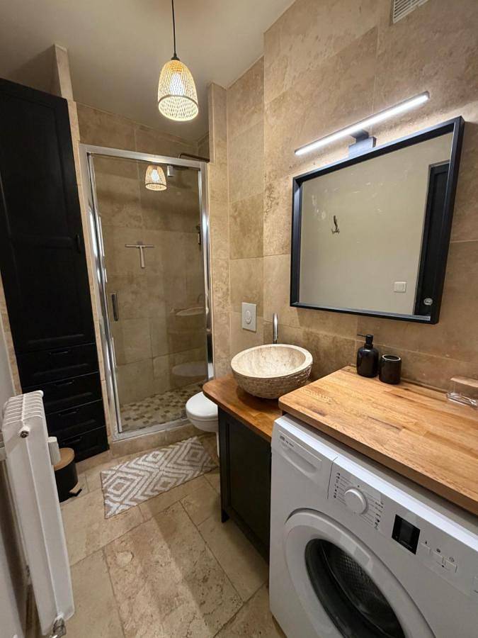 Gîte pour 4 personnes, avec terrasse à Bron - 3