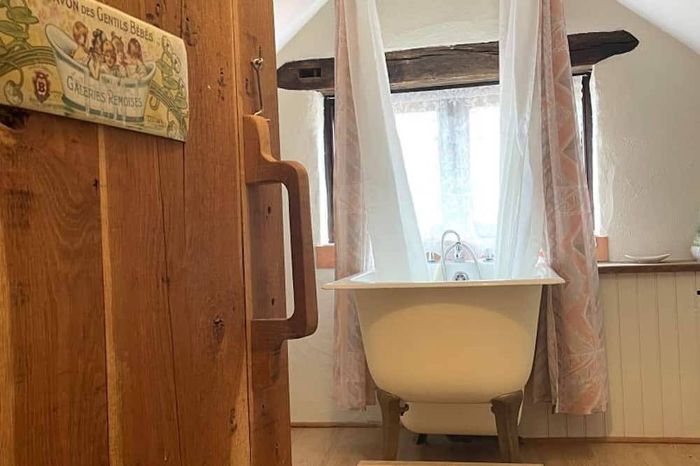 Charmant gîte à Lurcy-Lévis avec climatisation et jardin in Lurcy-Lévis, Allier