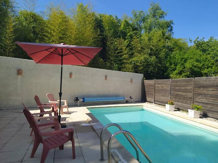 Maison de vacances pour 8 personnes, avec Balcon et Terrasse ainsi que Jardin et Piscine à Bellerive-sur-Allier