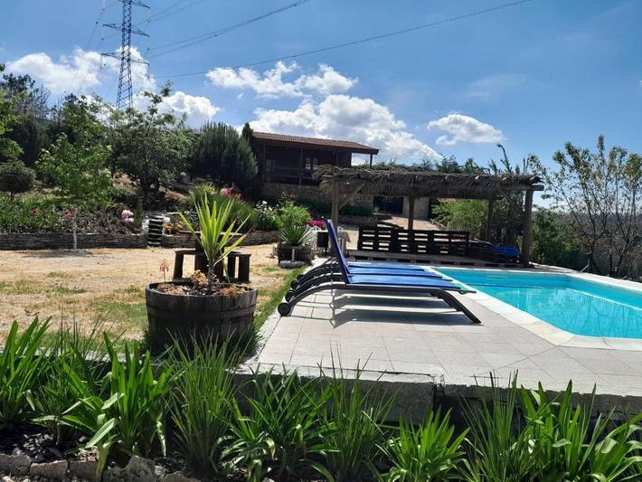Location de vacances pour 4 personnes, avec piscine ainsi que vue et jardin dans Castro Daire