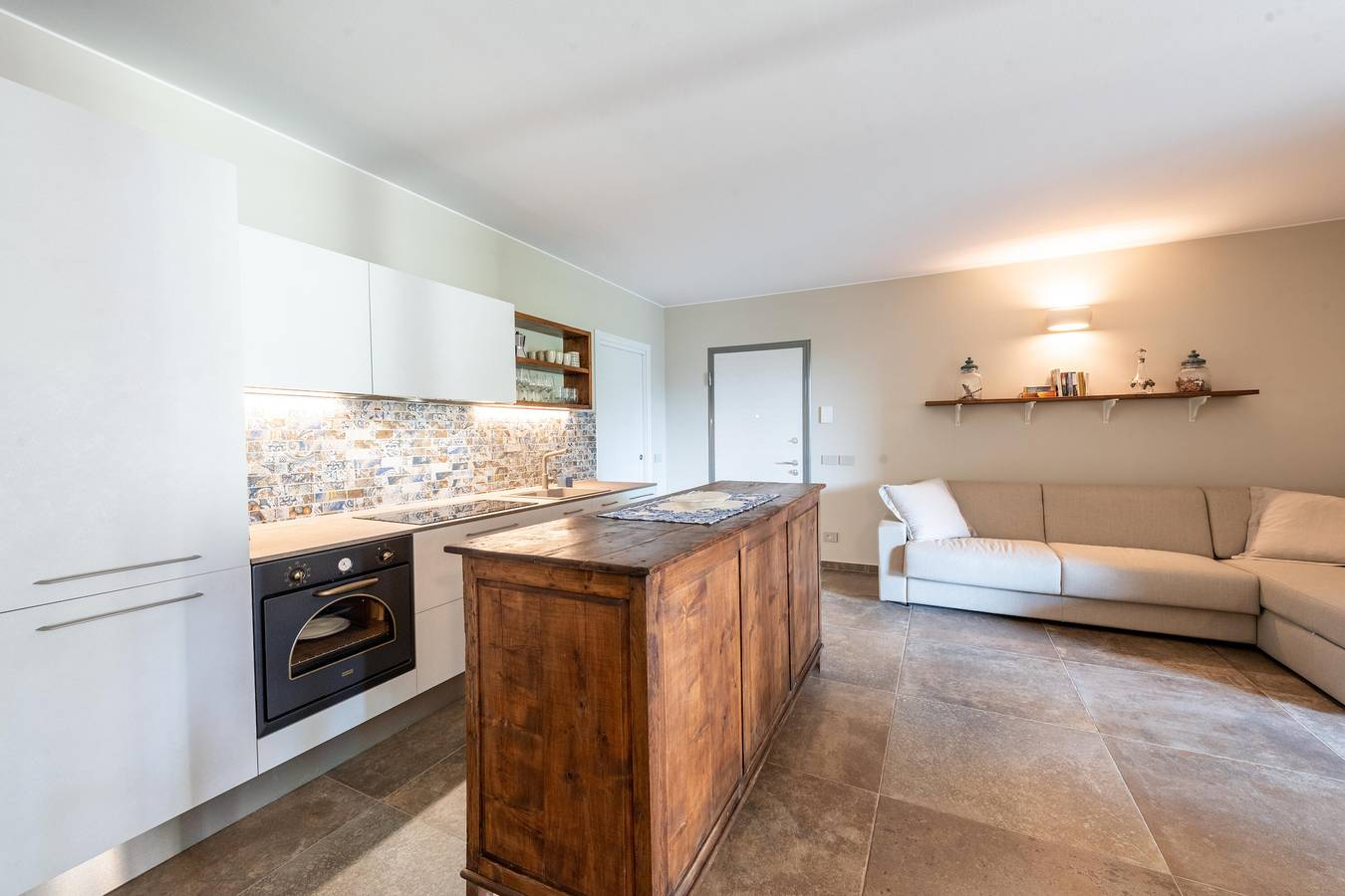 Ganze Wohnung, Ferienwohnung 'Abaye 6 Cabernet - Charm' mit Gemeinschaftspool, Wlan und Klimaanlage in Soiano del Lago, Gardasee-Berge
