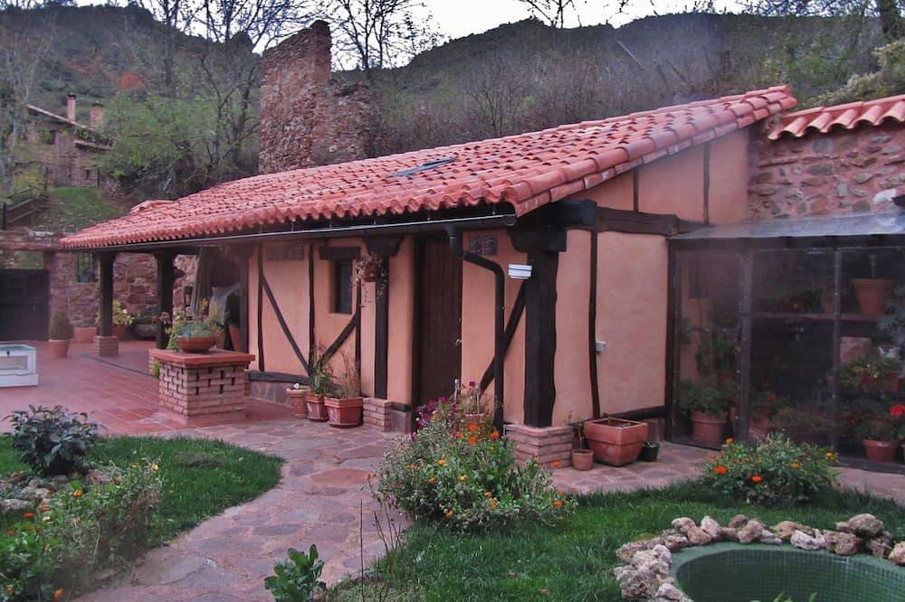 Beautiful house to disconnect, lonely and idyllic place, lots of peace and silence in Ezcaray, La Rioja Province
