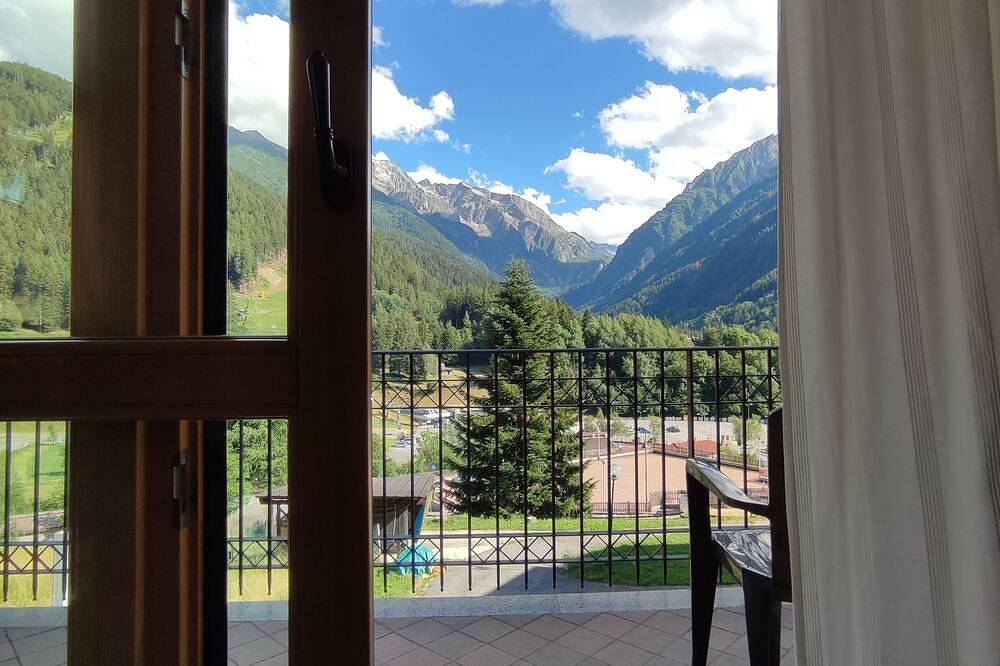 Appartamenti Flora Alpina- Genziana con vista mozzafiato e balcone in Temù (Borgo), Temù
